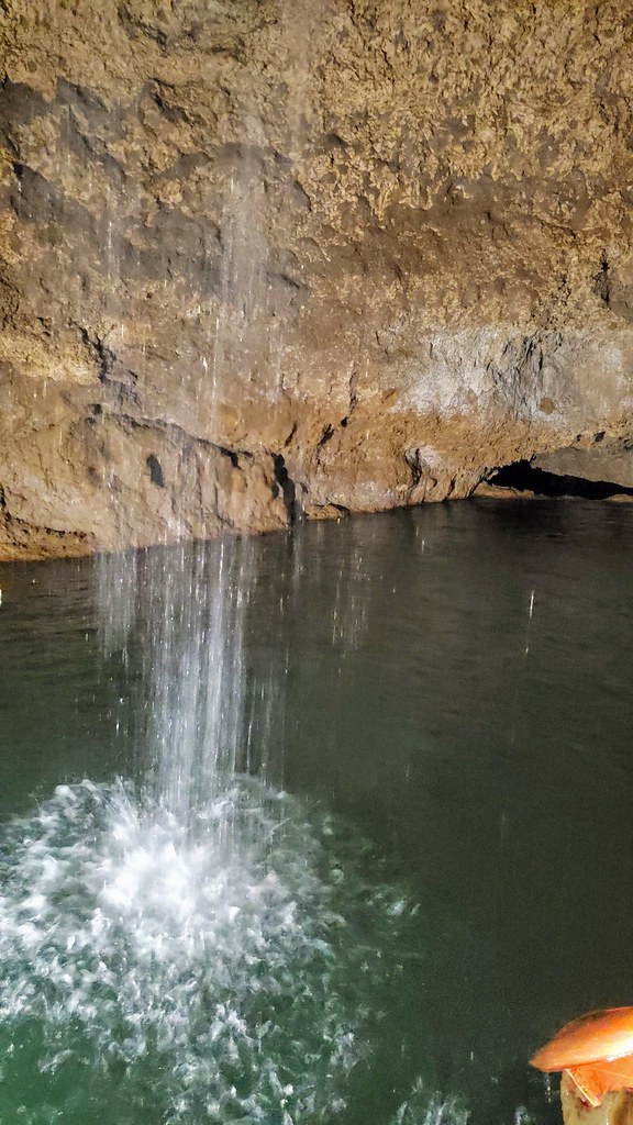 Unterirdischer Wasserfall und Kristallbecken in Harrison's Cave Barbados
